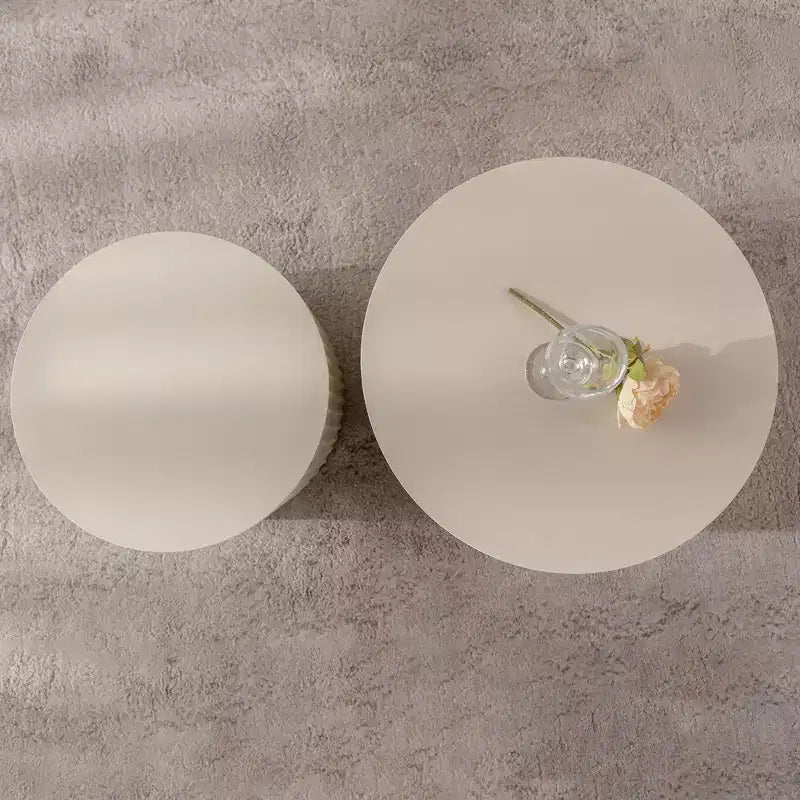 Mesa de centro redonda de madera con diseño en relieve artesanal para espacios pequeños, no requiere montaje